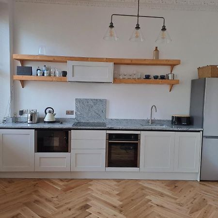 Spinnaker - Self Catering Apartment, Тенби Экстерьер фото