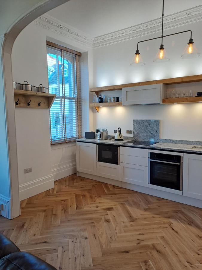 Spinnaker - Self Catering Apartment, Тенби Экстерьер фото