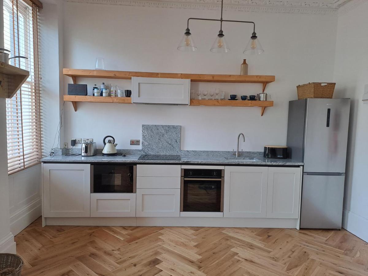 Spinnaker - Self Catering Apartment, Тенби Экстерьер фото